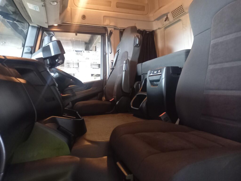 Iveco S-WAY AT260S42Y/P 420HP Curtainside & Taillift