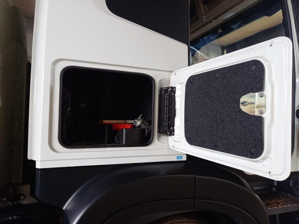 Iveco S-WAY AT260S42Y/P 420HP Curtainside & Taillift