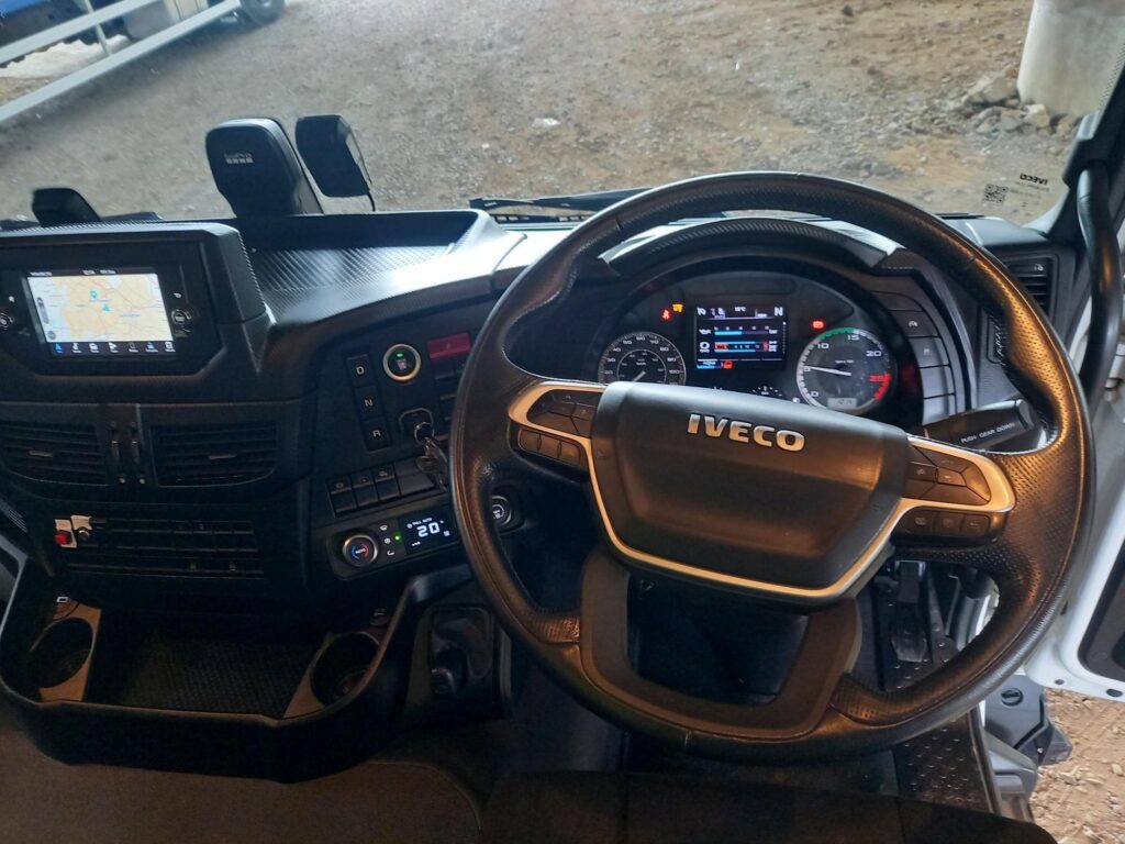 Iveco S-WAY AT260S42Y/P 420HP Curtainside & Taillift