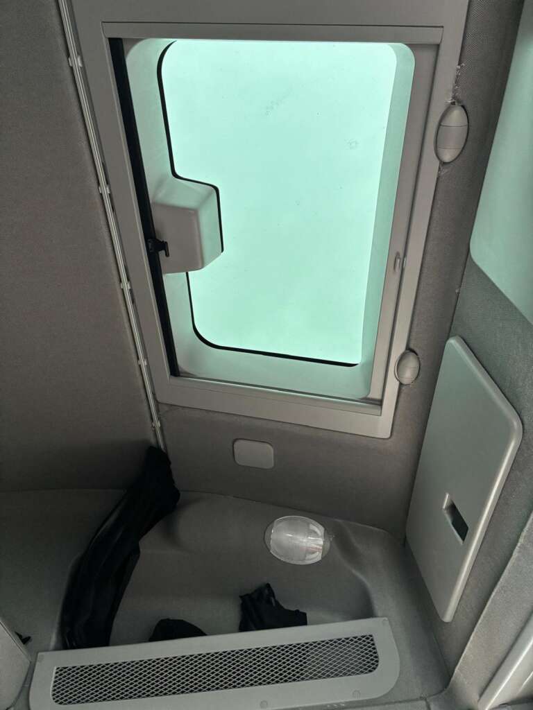 Iveco Eurocargo 18T Hi Roof Sleeper with Curtain & Tail Lift
