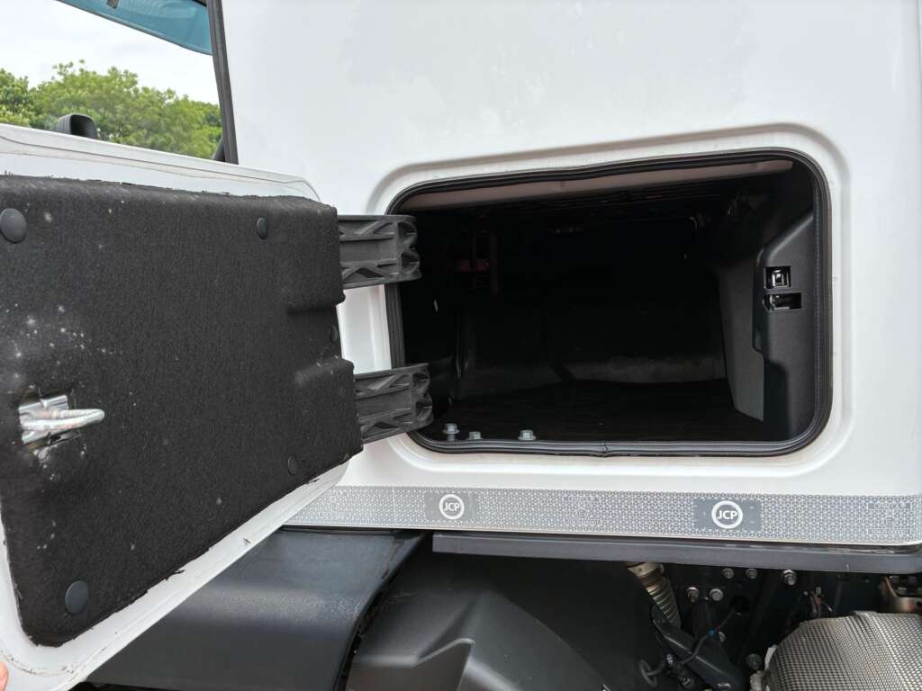 Iveco Eurocargo 18T Hi Roof Sleeper with Curtain & Tail Lift