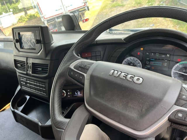 IVECO S-WAY AT260S42Y/PS Curtainside Tail Lift