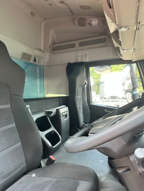 IVECO S-WAY AT260S42Y/PS Curtainside Tail Lift