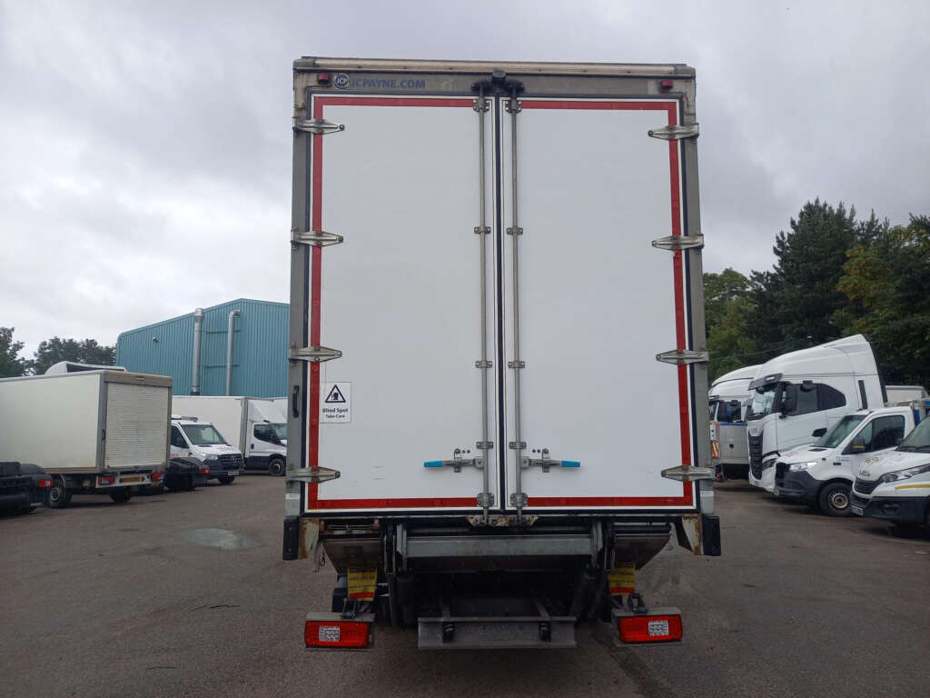 Iveco S-WAY S-WAY AT260S42 Y/PS 420hp 26T Curtain Side