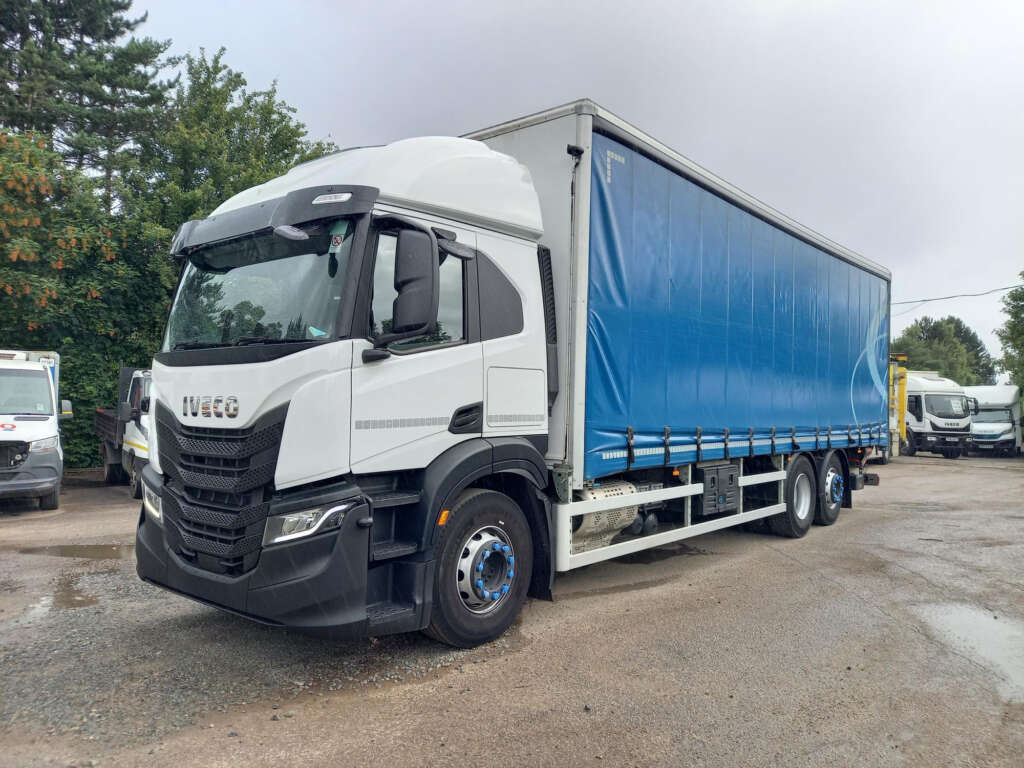 Iveco S-WAY S-WAY AT260S42 Y/PS 420hp 26T Curtain Side