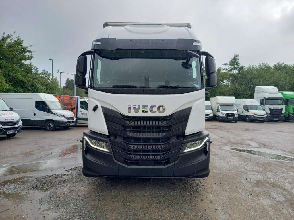Iveco S-WAY S-WAY AT260S42 Y/PS 420hp 26T Curtain Side