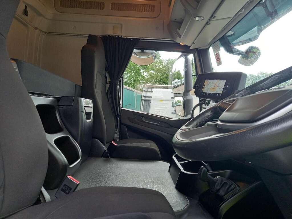 Iveco S-WAY S-WAY AT260S42 Y/PS 420hp 26T Curtain Side