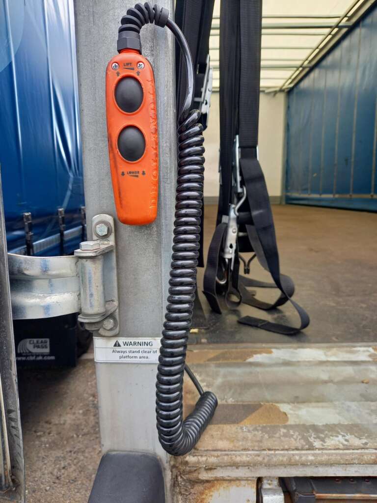 Iveco S-WAY S-WAY AT260S42 Y/PS 420hp 26T Curtain Side