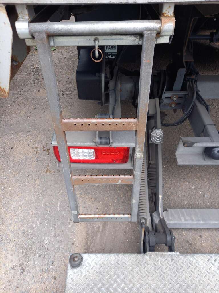 Iveco S-WAY S-WAY AT260S42 Y/PS 420hp 26T Curtain Side