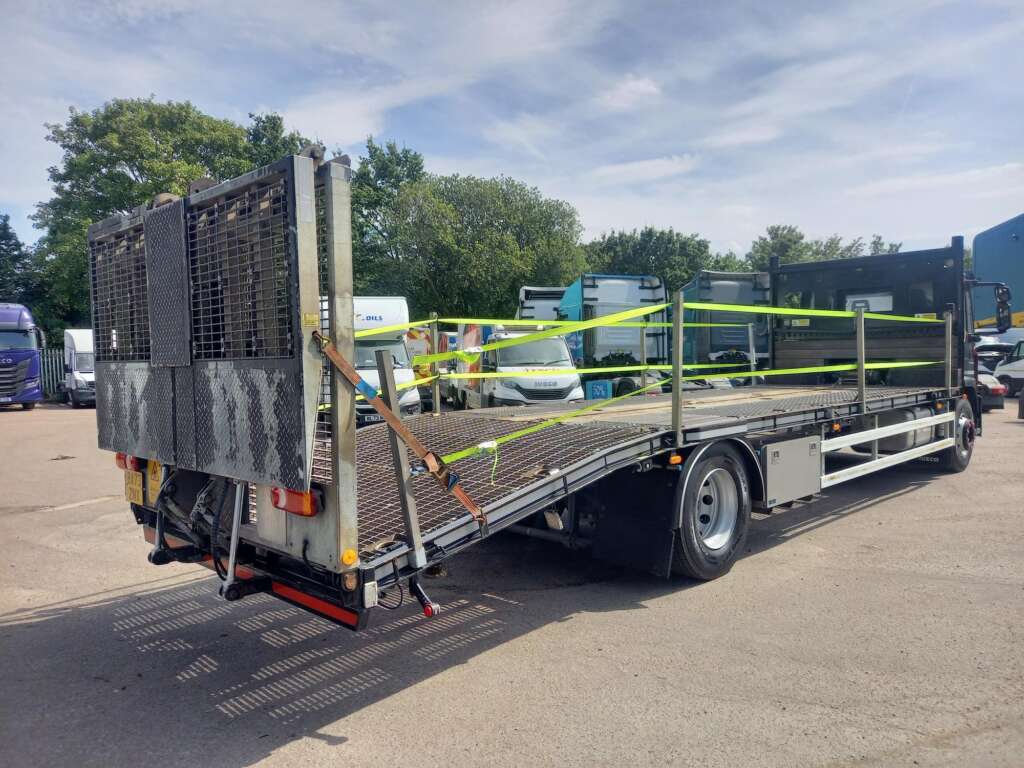 Iveco Eurocargo 180E25S S-A 29ft Beavertail