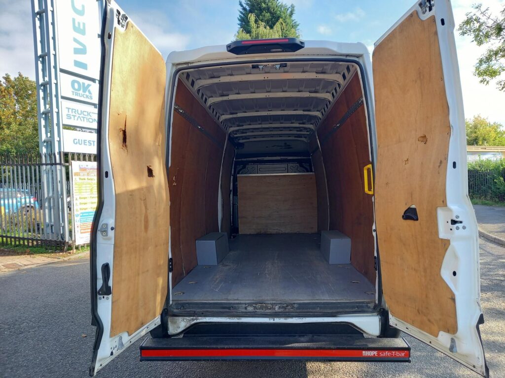 Iveco Daily 2.3D HPI 14V Business 35S 4100 Panel Van 5dr Diesel HiMatic LWB H2 Euro 6 (s/s) (136 ps)