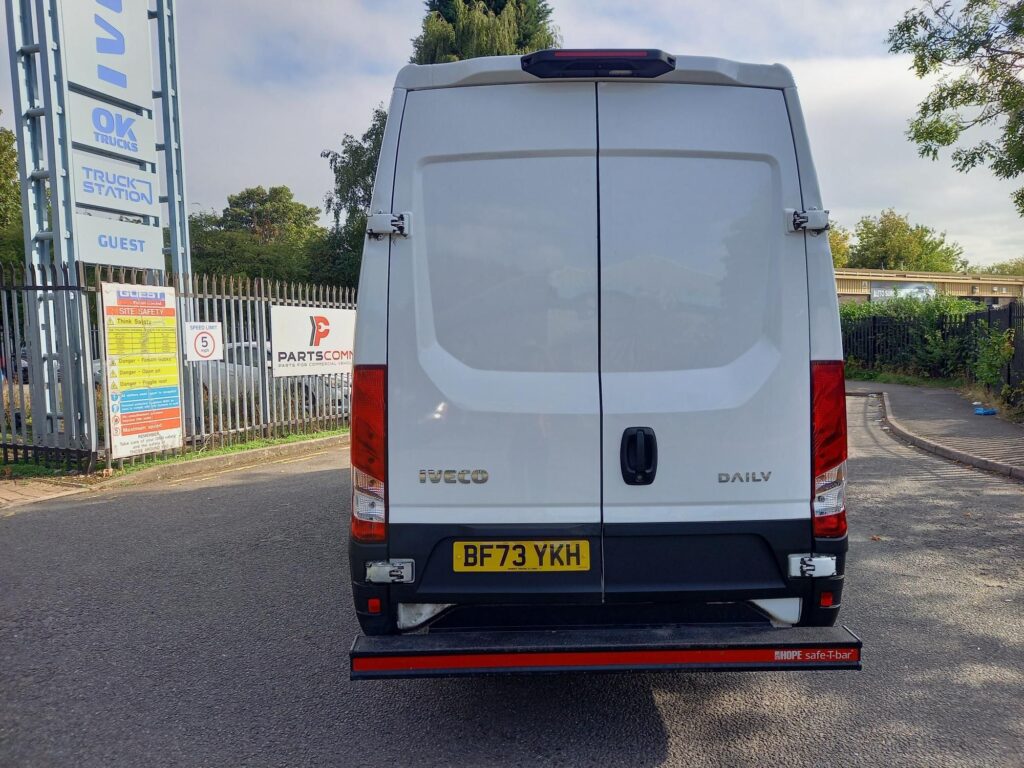 Iveco Daily 2.3D HPI 14V Business 35S 4100 Panel Van 5dr Diesel HiMatic LWB H2 Euro 6 (s/s) (136 ps)
