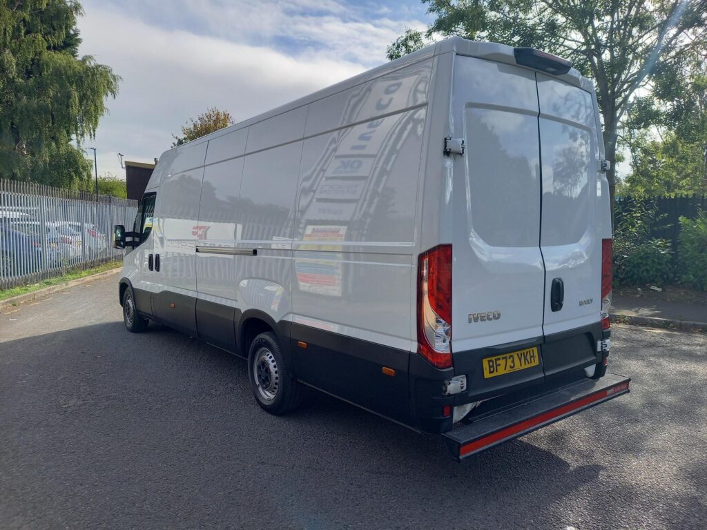 Iveco Daily 2.3D HPI 14V Business 35S 4100 Panel Van 5dr Diesel HiMatic LWB H2 Euro 6 (s/s) (136 ps)