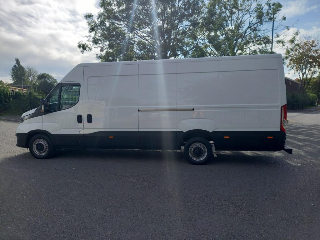 Iveco Daily 2.3D HPI 14V Business 35S 4100 Panel Van 5dr Diesel HiMatic LWB H2 Euro 6 (s/s) (136 ps)