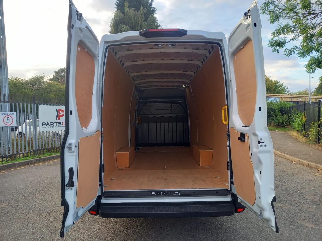 Iveco Daily 2.3D HPI 14V 35S 4100 Panel Van 5dr Diesel HiMatic LWB H2 Euro 6 (s/s) (136 ps)