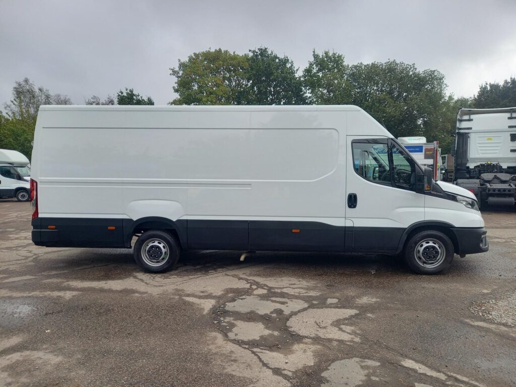 Iveco Daily 2.3D HPI 14V 35S 4100 Panel Van 5dr Diesel HiMatic LWB H2 Euro 6 (s/s) (136 ps)