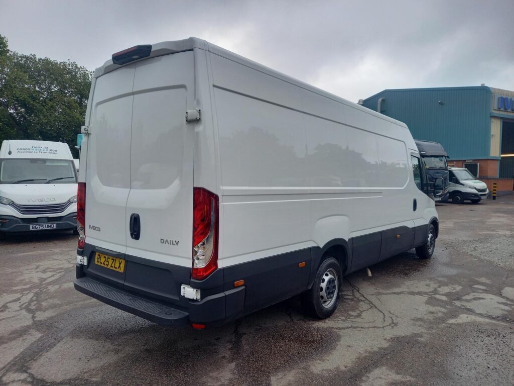 Iveco Daily 2.3D HPI 14V 35S 4100 Panel Van 5dr Diesel HiMatic LWB H2 Euro 6 (s/s) (136 ps)