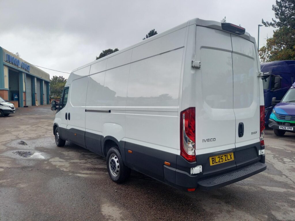 Iveco Daily 2.3D HPI 14V 35S 4100 Panel Van 5dr Diesel HiMatic LWB H2 Euro 6 (s/s) (136 ps)