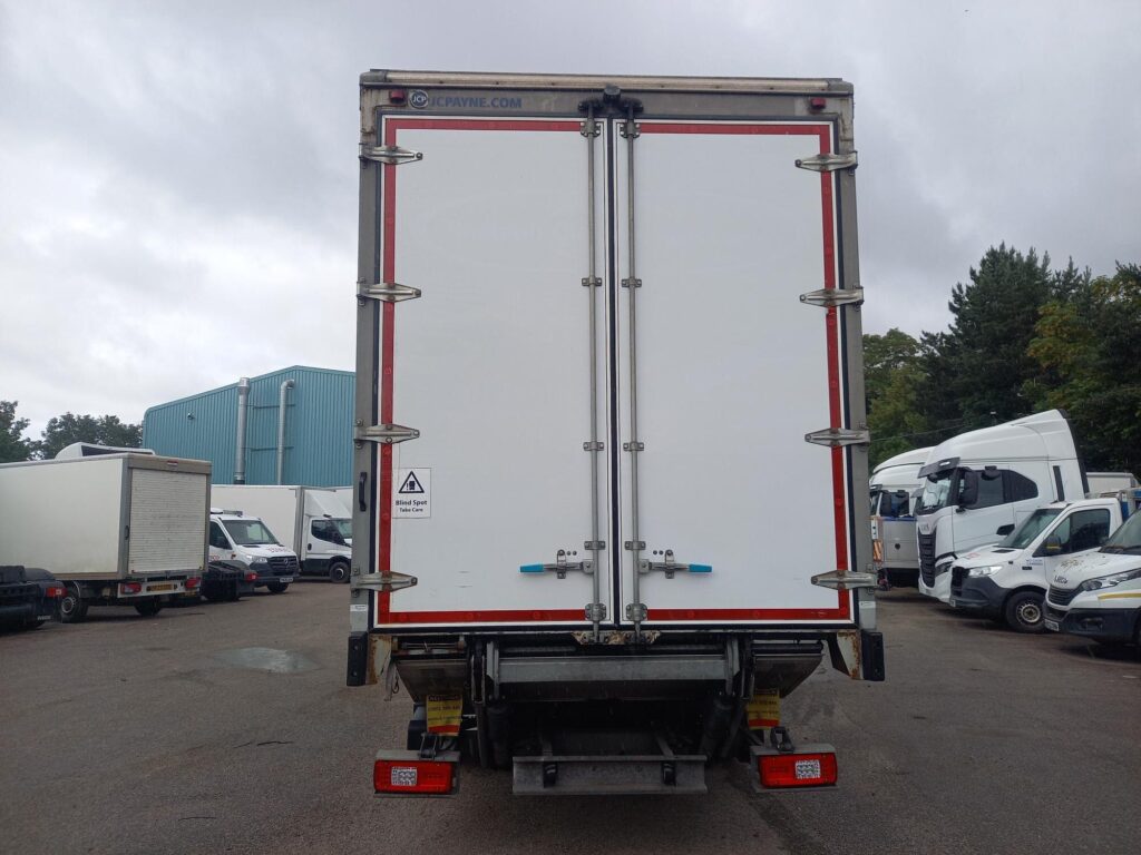 Iveco S-WAY AT260S42 Y/PS 420 HP 30FT Curtain side & Tail lift