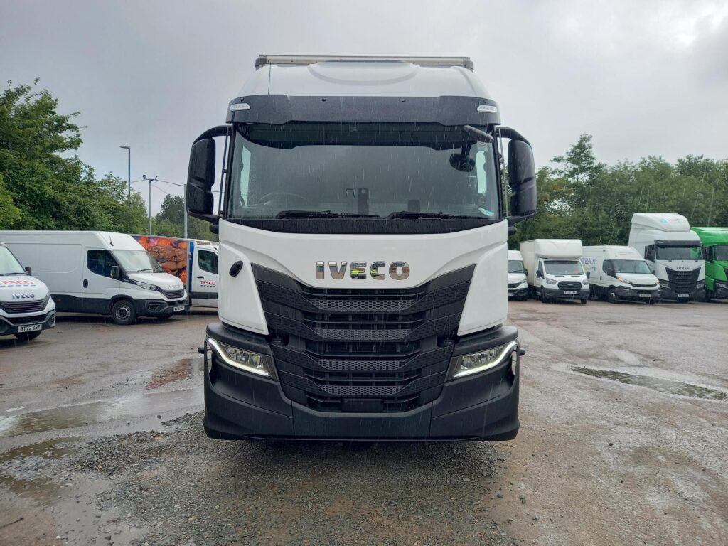 Iveco S-WAY AT260S42 Y/PS 420 HP 30FT Curtain side & Tail lift