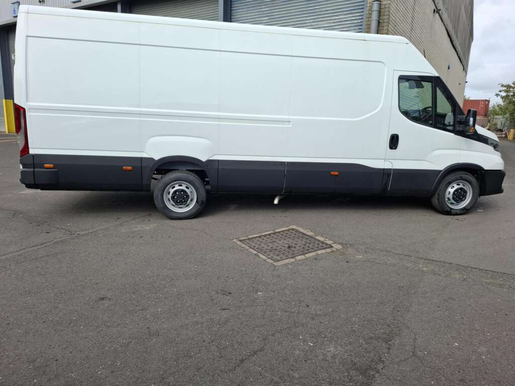 Iveco Daily 35S16V XLWB High Roof 16m³ (Circa 4.8m Int. Load length)