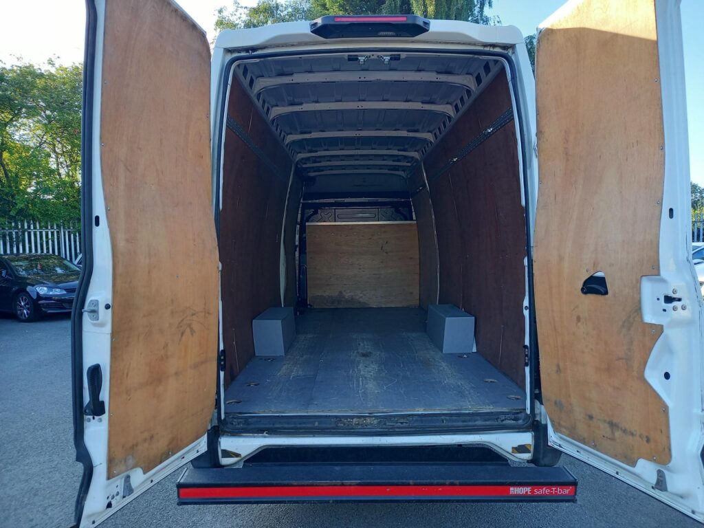 Iveco Daily 2.3D HPI 14V Business 35S 4100 Panel Van 5dr Diesel HiMatic LWB H2 Euro 6 (s/s) (136 ps)