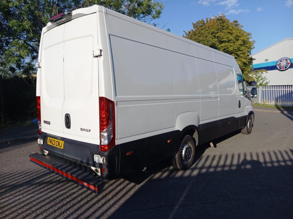 Iveco Daily 2.3D HPI 14V Business 35S 4100 Panel Van 5dr Diesel HiMatic LWB H2 Euro 6 (s/s) (136 ps)