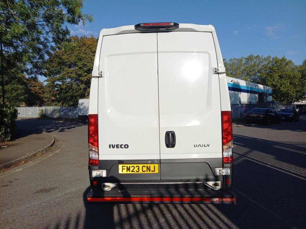 Iveco Daily 2.3D HPI 14V Business 35S 4100 Panel Van 5dr Diesel HiMatic LWB H2 Euro 6 (s/s) (136 ps)