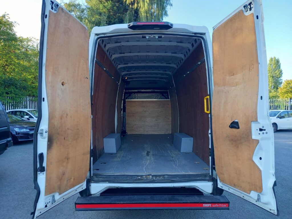Iveco Daily 2.3D HPI 14V Business 35S 4100 Panel Van 5dr Diesel HiMatic LWB H2 Euro 6 (s/s) (136 ps)