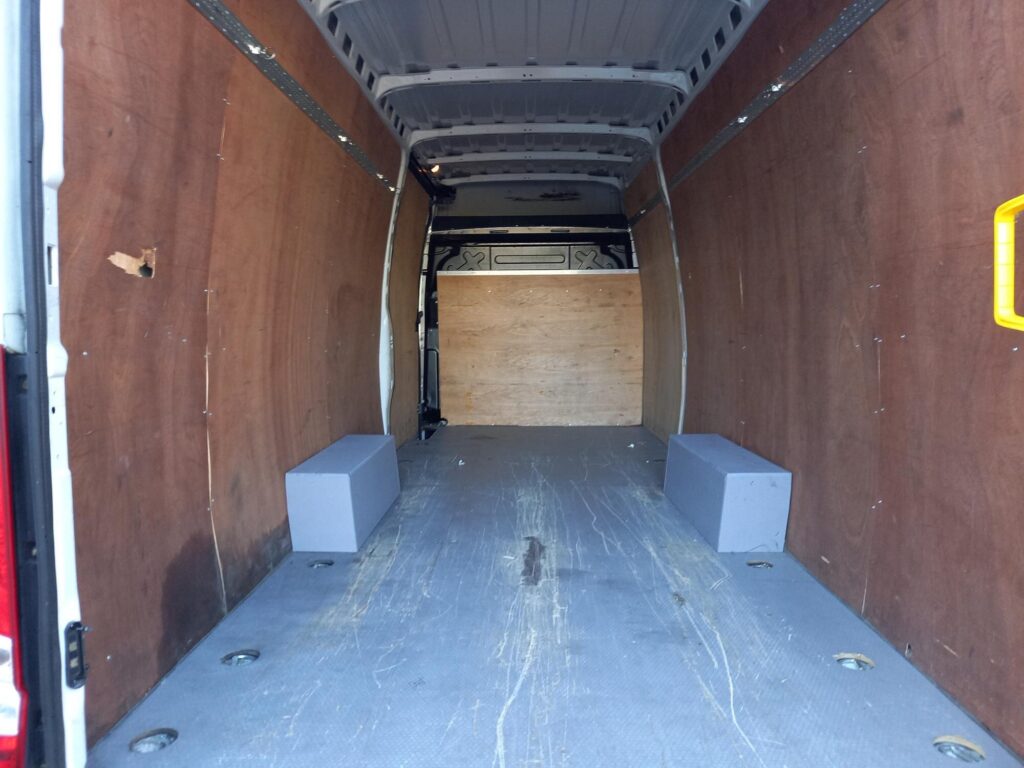 Iveco Daily 2.3D HPI 14V Business 35S 4100 Panel Van 5dr Diesel HiMatic LWB H2 Euro 6 (s/s) (136 ps)