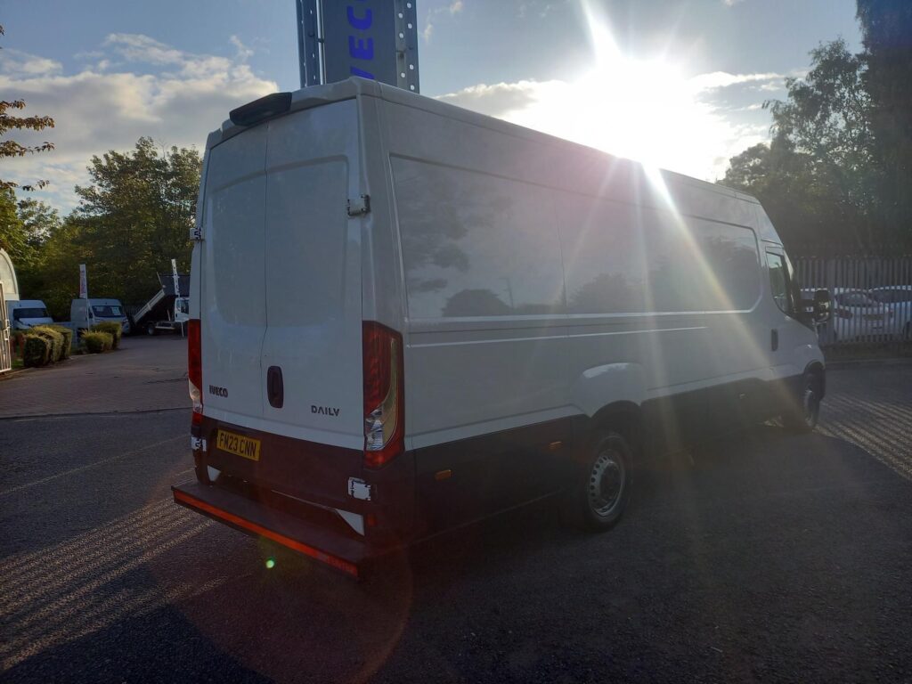 Iveco Daily 2.3D HPI 14V Business 35S 4100 Panel Van 5dr Diesel HiMatic LWB H2 Euro 6 (s/s) (136 ps)