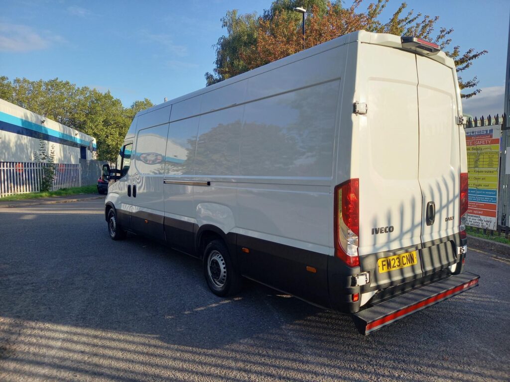 Iveco Daily 2.3D HPI 14V Business 35S 4100 Panel Van 5dr Diesel HiMatic LWB H2 Euro 6 (s/s) (136 ps)
