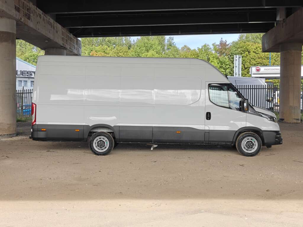 Iveco Daily 35S16BA8V XLWB Extra High Roof 18m³ (Circa 4.6m Int. Load Length)