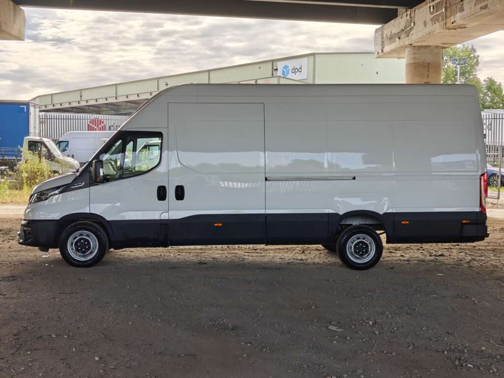 Iveco Daily 35S16BA8V XLWB Extra High Roof 18m³ (Circa 4.6m Int. Load Length)