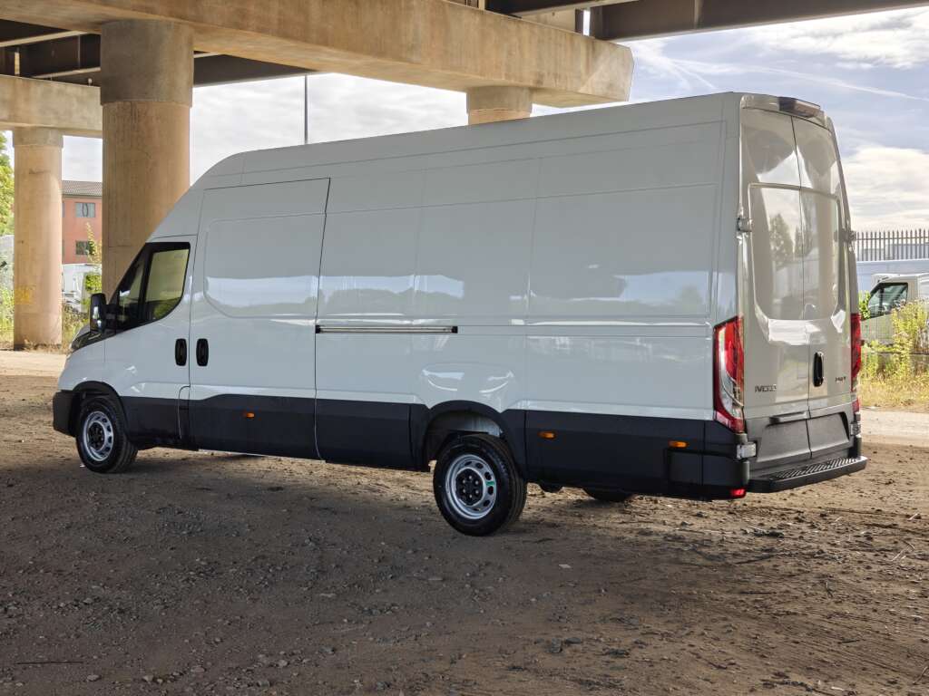 Iveco Daily 35S16BA8V XLWB Extra High Roof 18m³ (Circa 4.6m Int. Load Length)