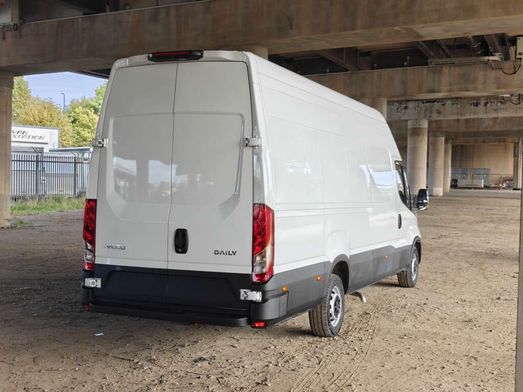 Iveco Daily 35S16BA8V XLWB Extra High Roof 18m³ (Circa 4.6m Int. Load Length)