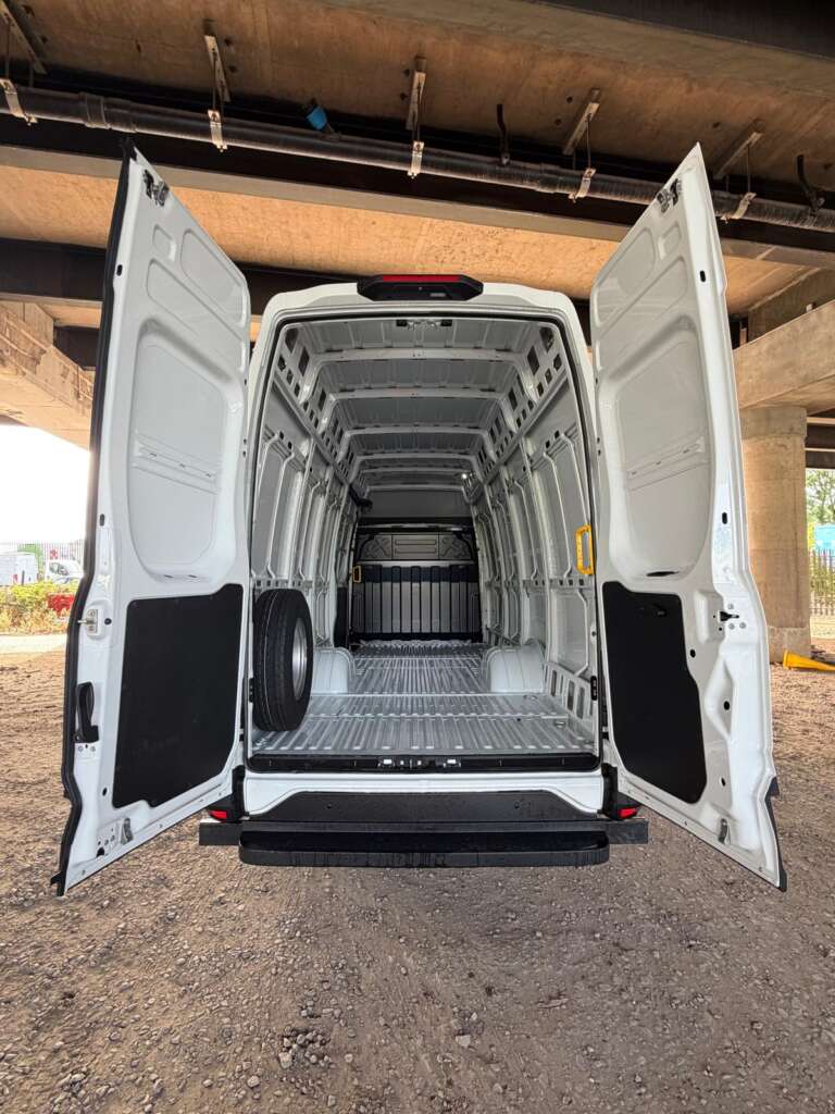 Iveco Daily 70C18HA8V XLWB Extra High Roof 18m³ (Circa 4.6m Int. Load Length)