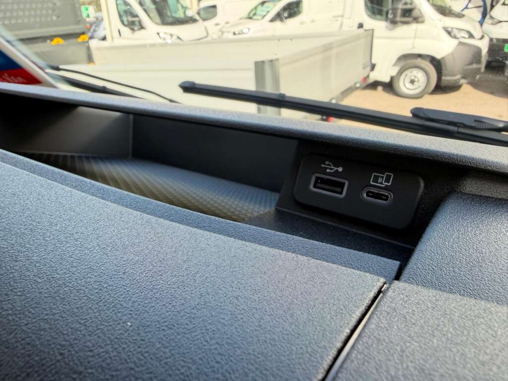 Iveco Daily 70C18HA8V XLWB Extra High Roof 18m³ (Circa 4.6m Int. Load Length)
