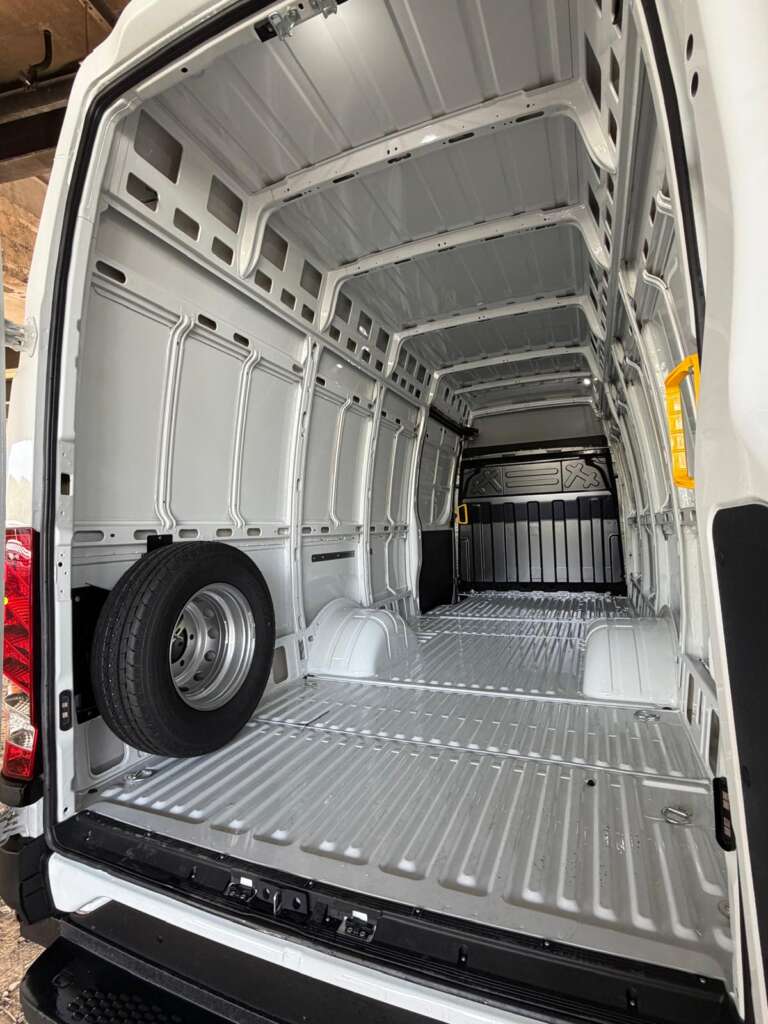 Iveco Daily 70C18HA8V XLWB Extra High Roof 18m³ (Circa 4.6m Int. Load Length)